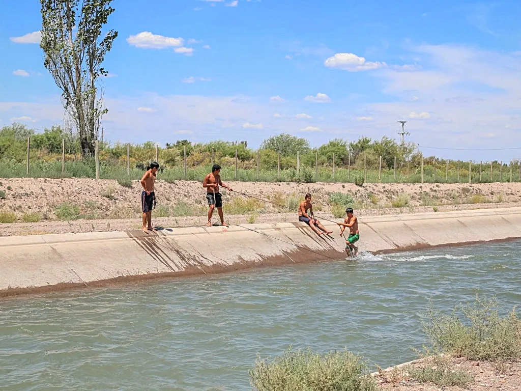 Puente De Riego Por El Agua En Las Tierras Agrícolas Imagen de archivo -  Imagen de campo, colina: 168445867, image size:1024x768