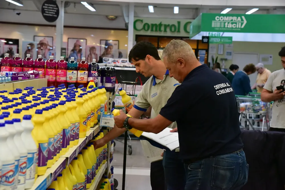 El-intendente-junto-a-Defensa-al-Consumidor-recorrió-supermercados-y-farmacias-de-la-ciudad-para-verificar-el-abastecimiento-de-productos-y-evitar-sobreprecios