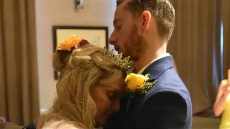 Tres días antes de morir, su novio le organizó la boda soñada en el hospital. (Foto Facebook alex.fielding.73)