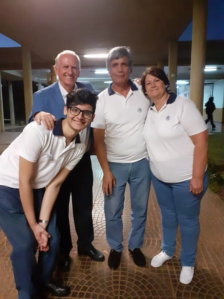 Juan Pablo, el supervisor y profesor Emilio Kakubur, Juan Manuel y Pabla, luego del acto en el patio del colegio misionero