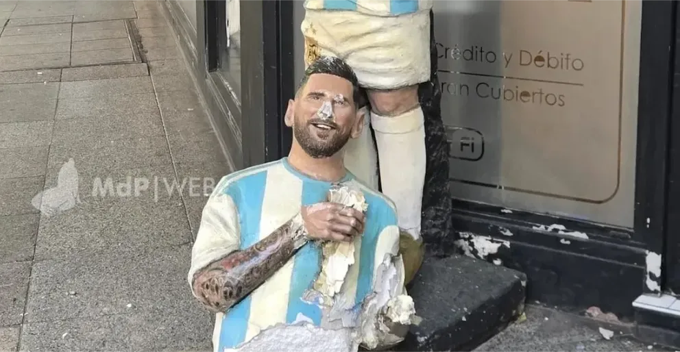 MESSI ESTATUA ROTA