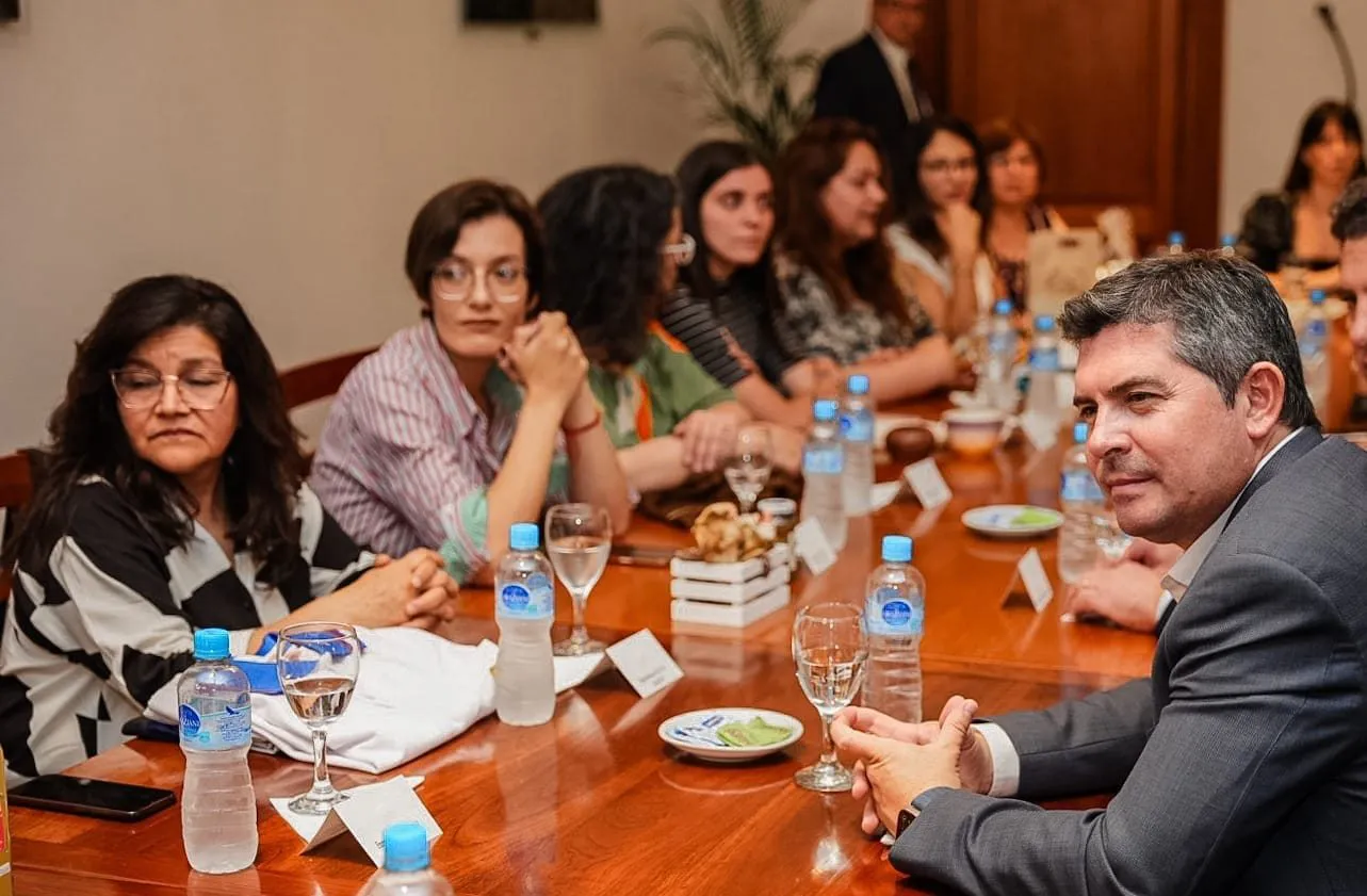 Marcelo Orrego y las emprendedoras del sol