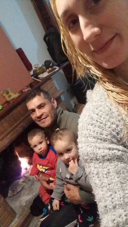 Antonio duerme en una cama con uno de sus hijos mientras que su esposa duerme en otra cama con el otro. (Foto: TN).