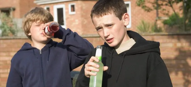 niños bebiendo alcohol