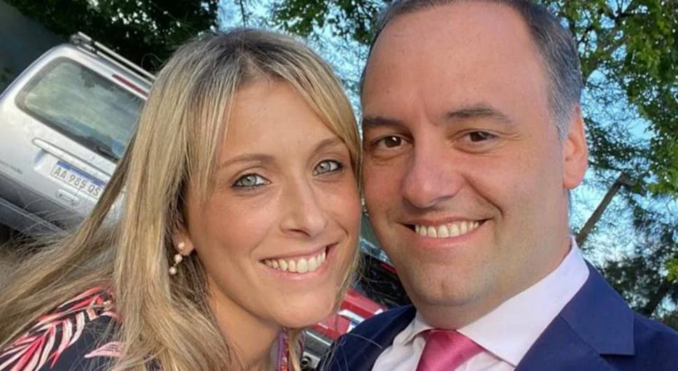 Manuel Adorni y su esposa