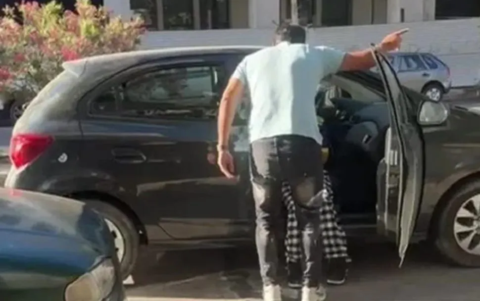 Padre retando a su hija