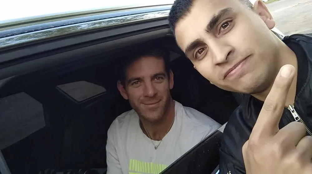 Juan Martín del Potro con un penitenciario