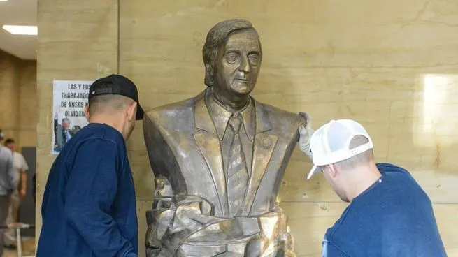 nestor kirchner busto retiro de anses