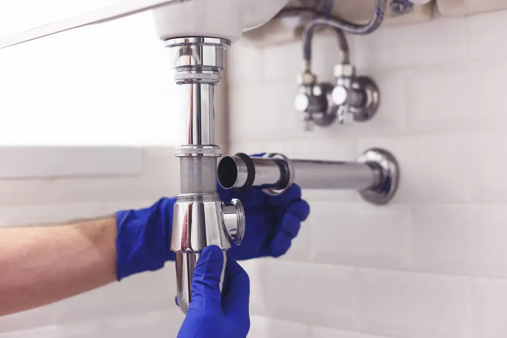 fontanero_reparando_136989450