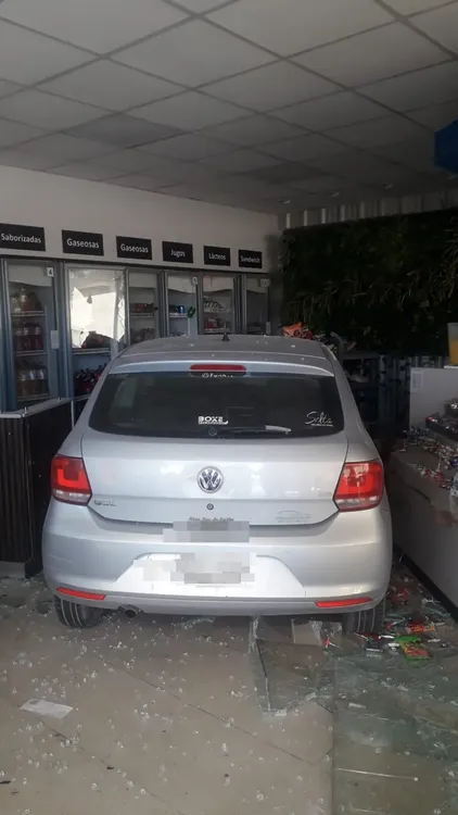 CHOQUE EN YPF ESTRELLÓ CONTRA EL SERVICOMPRAS