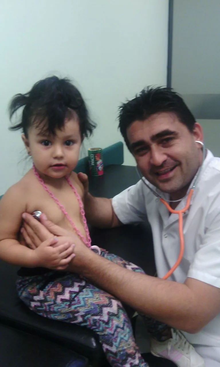 Carelli con una pequeña paciente.