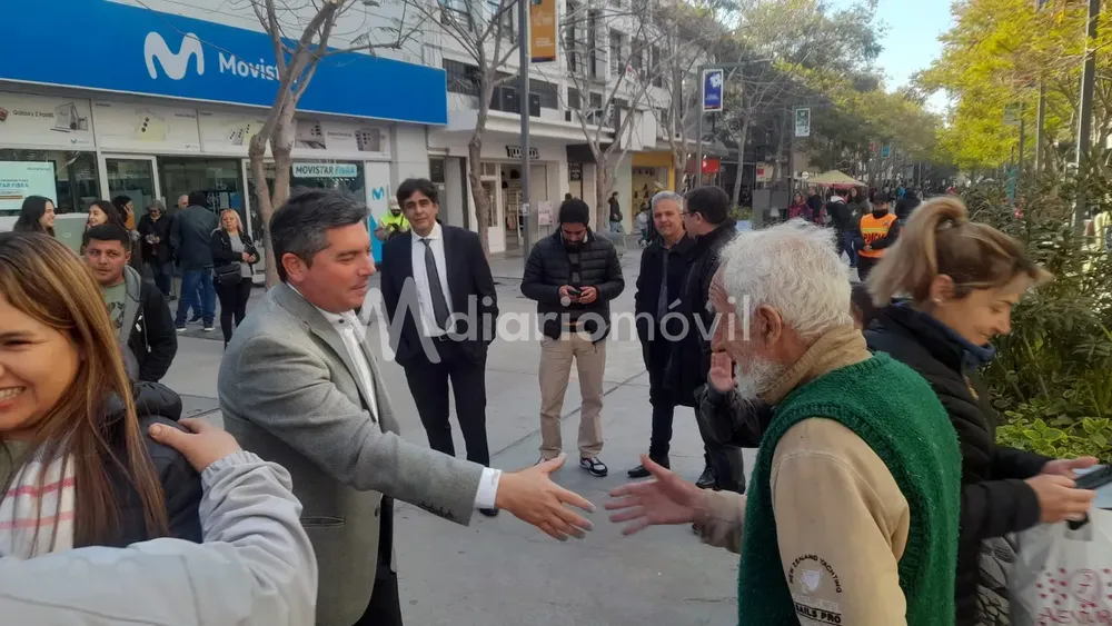 Orrego en la Peatonal saluda a la gente
