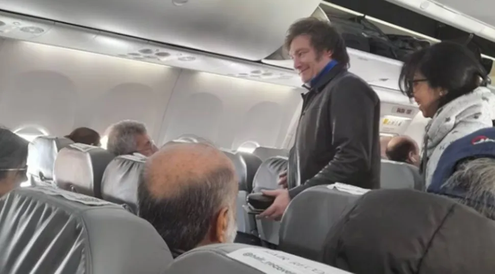 Javier Milei en un avion