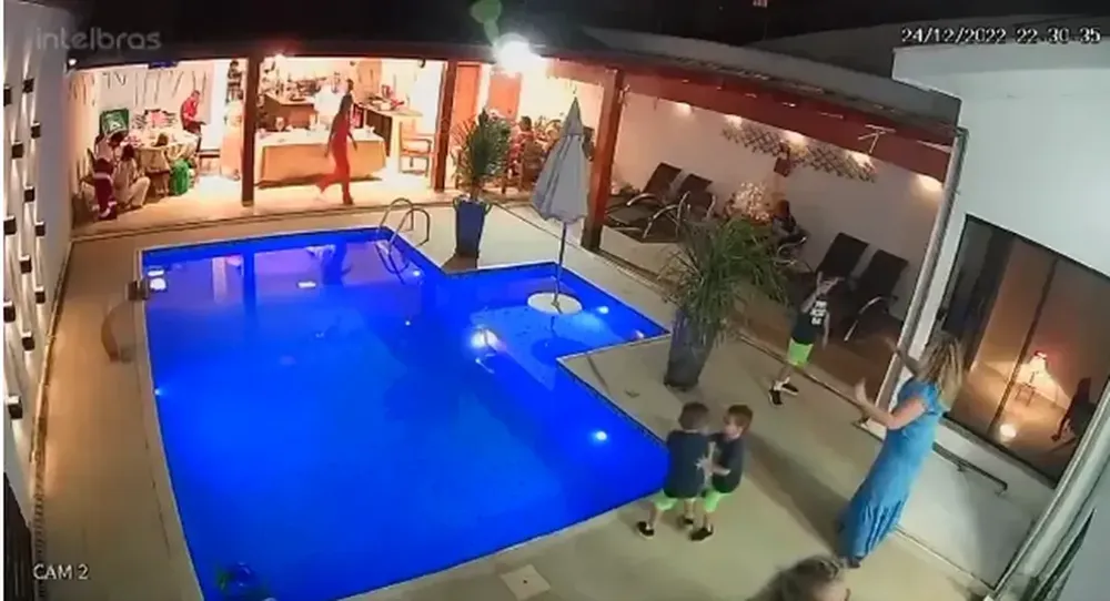 PILETA NIÑOS SALVA A OTRO