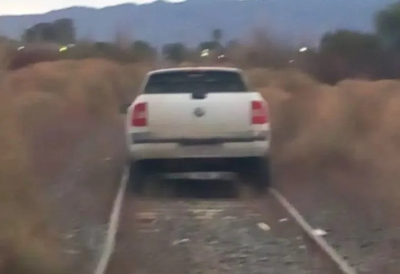camioenta vías del tren