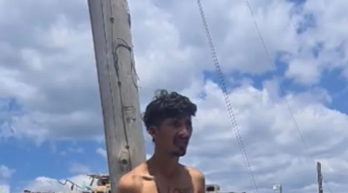 Ladrón atado a un poste un pilar