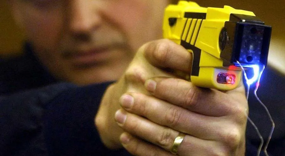 pistola taser