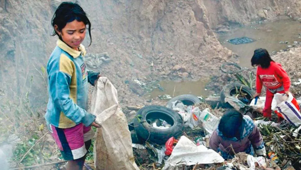 Pobreza niños pobres basura indigencia