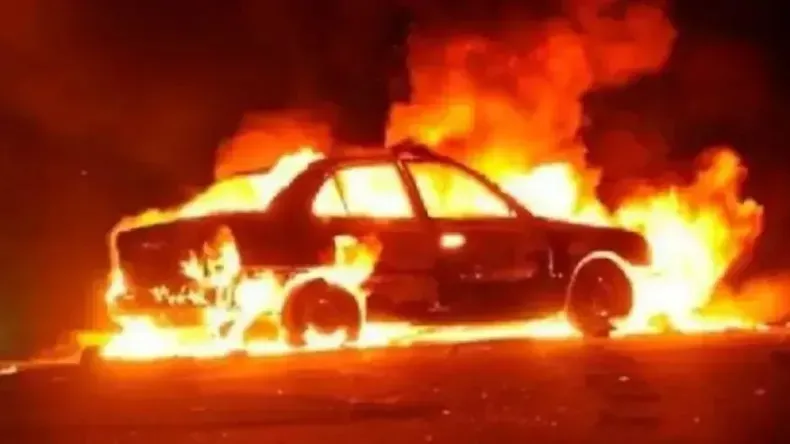 Auto incendiado