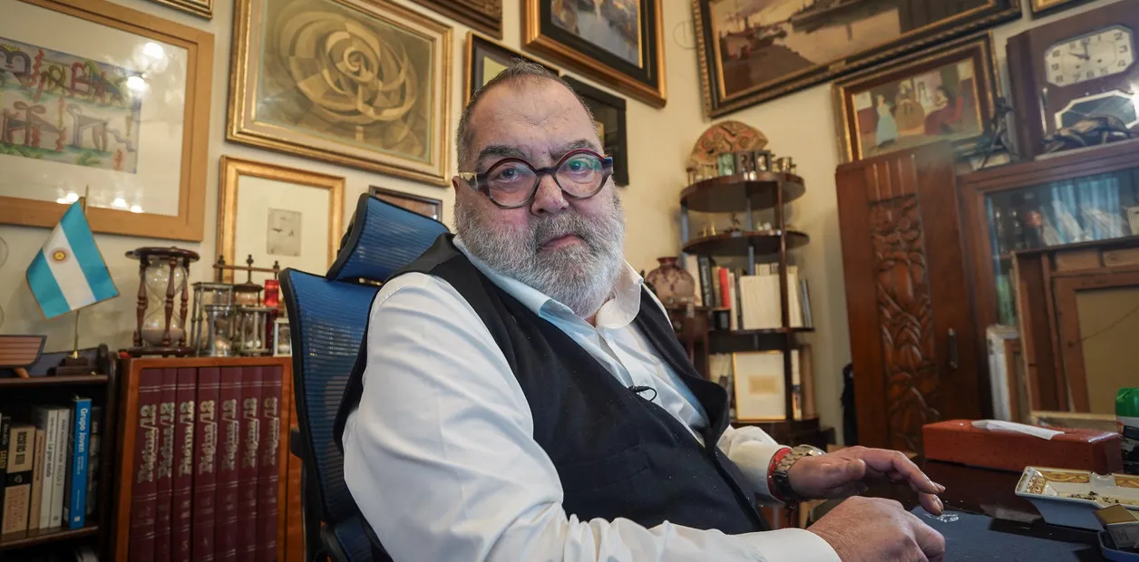 jorge lanata sentado