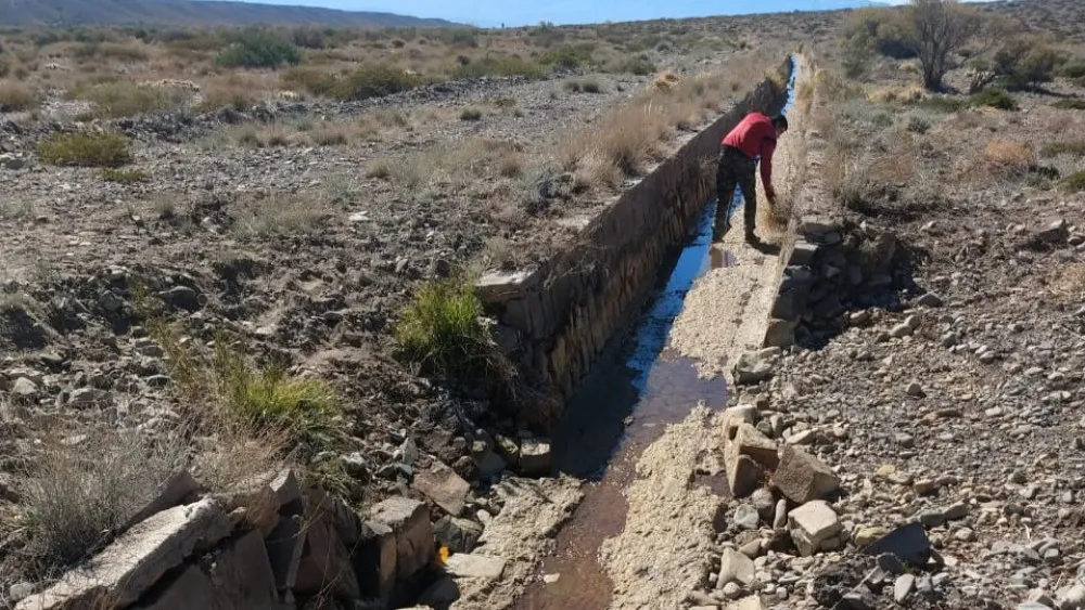 canal de agua negra, en iglesia