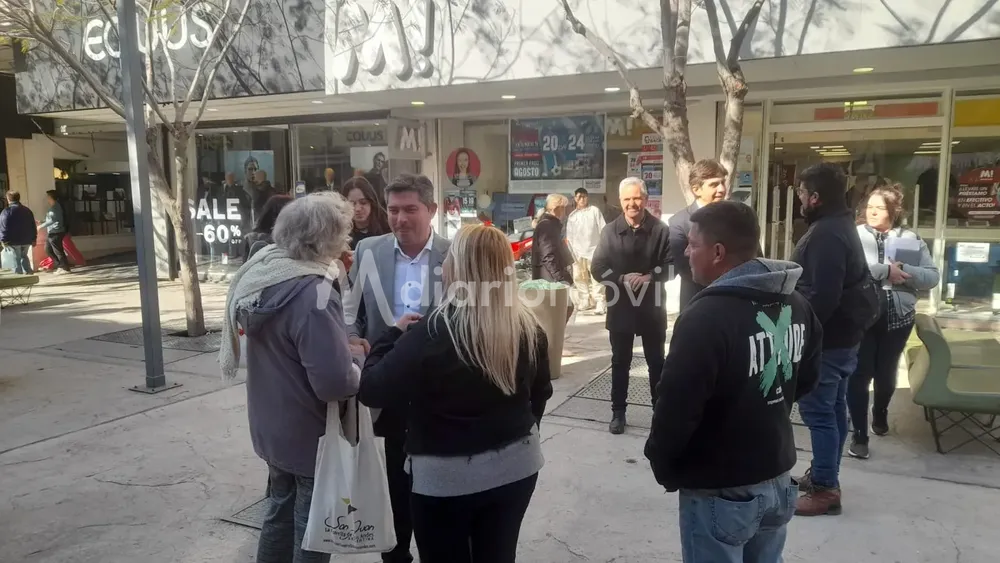 Orrego en la Peatonal saluda a la gente3