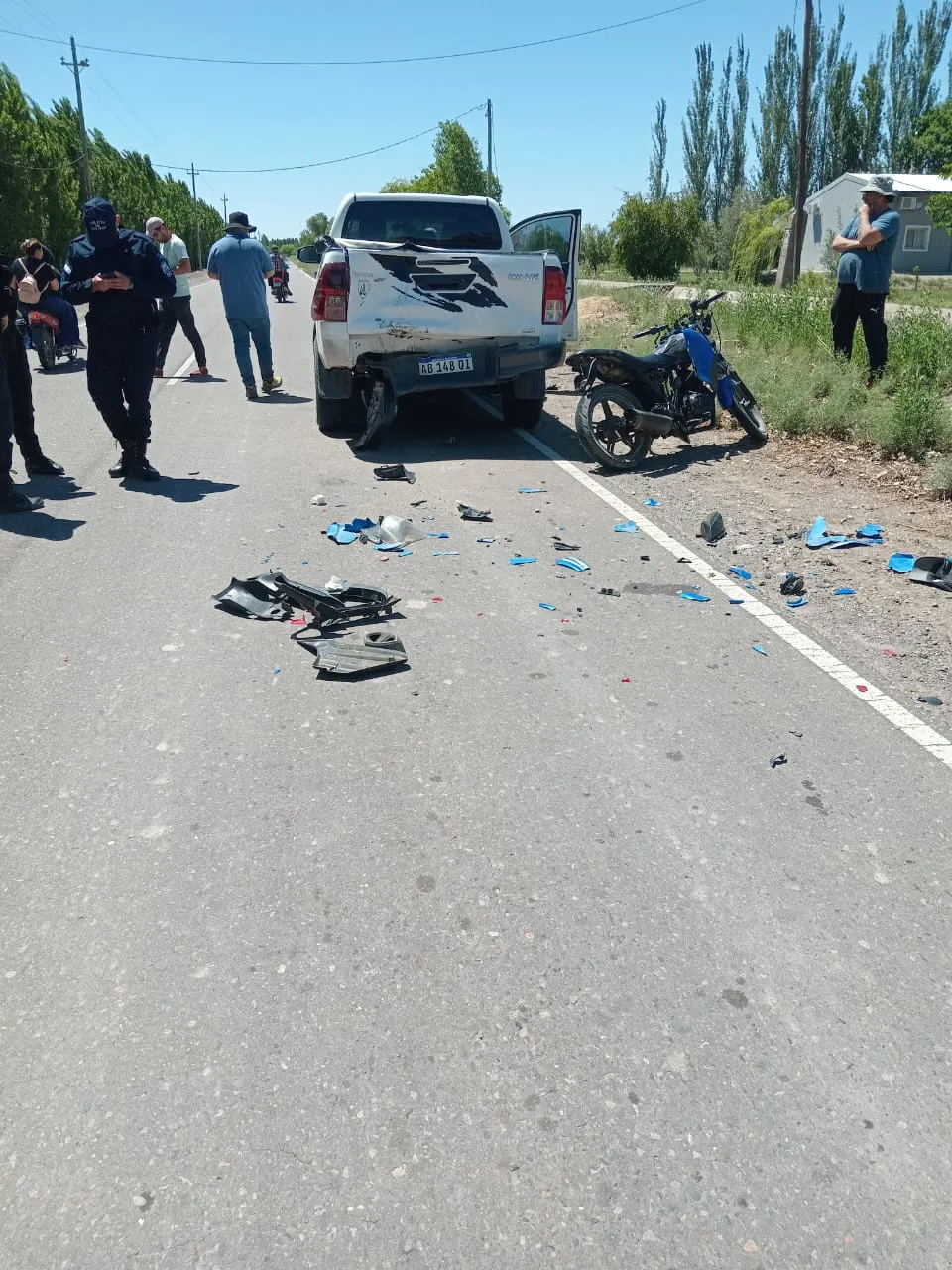 Camioneta y moto chocan
