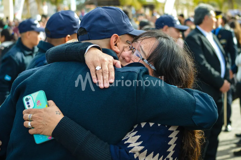 policia abraza a su madre