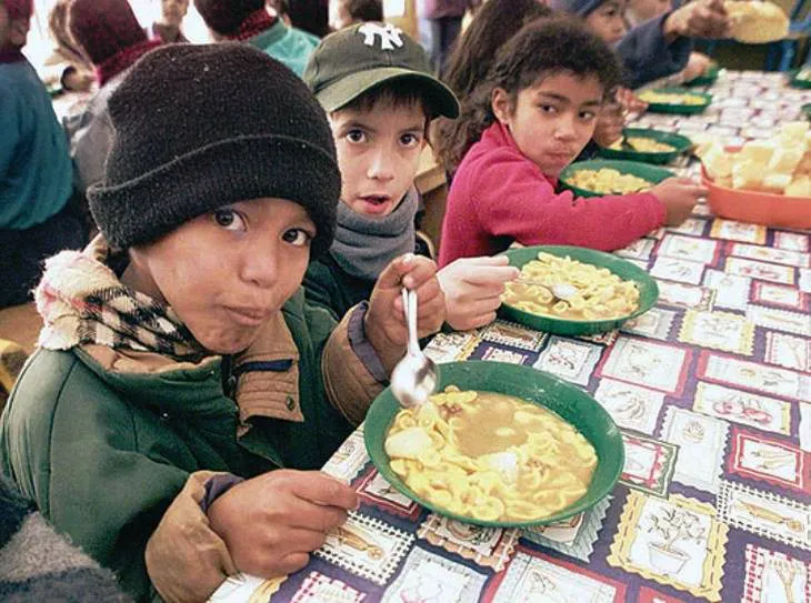 chicos-comiendo