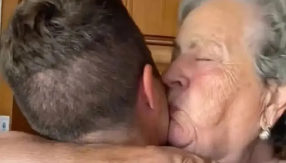 Abuela anciana reencuentro
