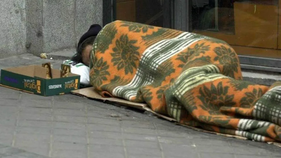 indigente durmiendo en la calle situación de calle