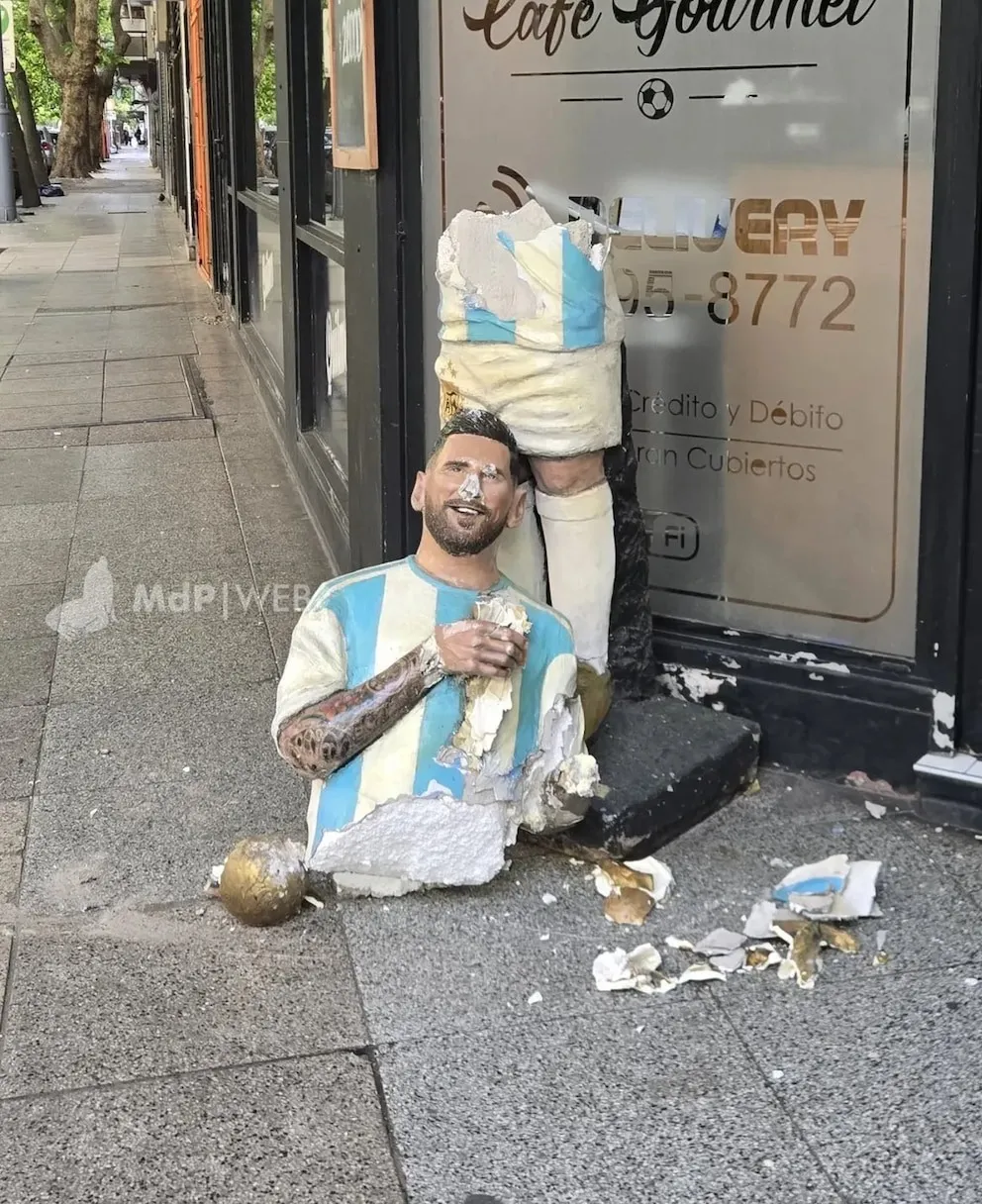 MESSI ESTATUA ROTA