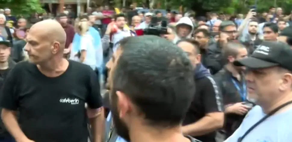 Pelea entre manifestantes