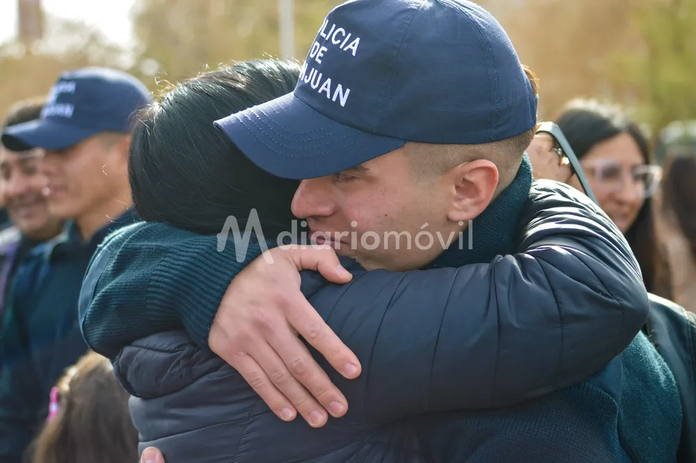 policia abrazo emoción2