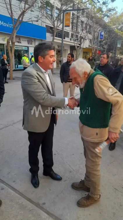 Orrego en la Peatonal saluda a la gente2