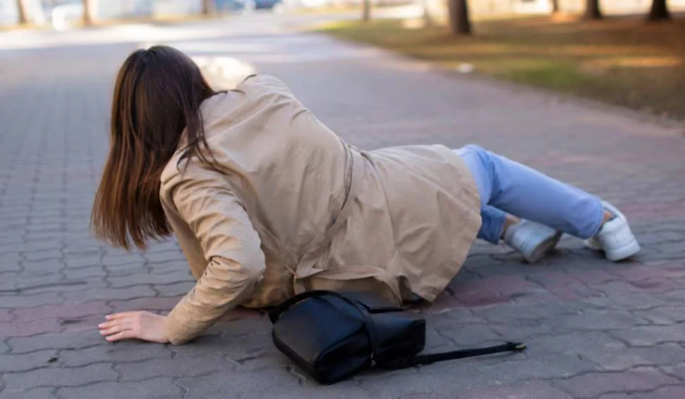 Mujer en el suelo