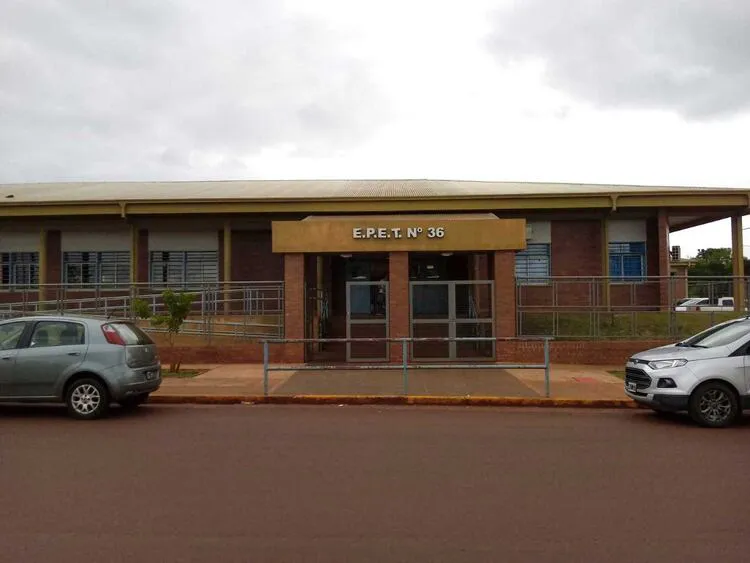 El frente del colegio público EPET 36° en el barrio Itaembé Miní, en las afueras de la capital provincial