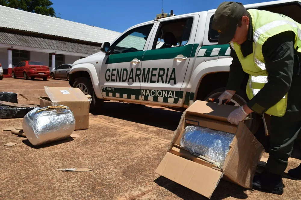 gendarmeria_detuvo_a_dos_personas_que_recibian_22_kilos_de_marihuana_por_encomienda