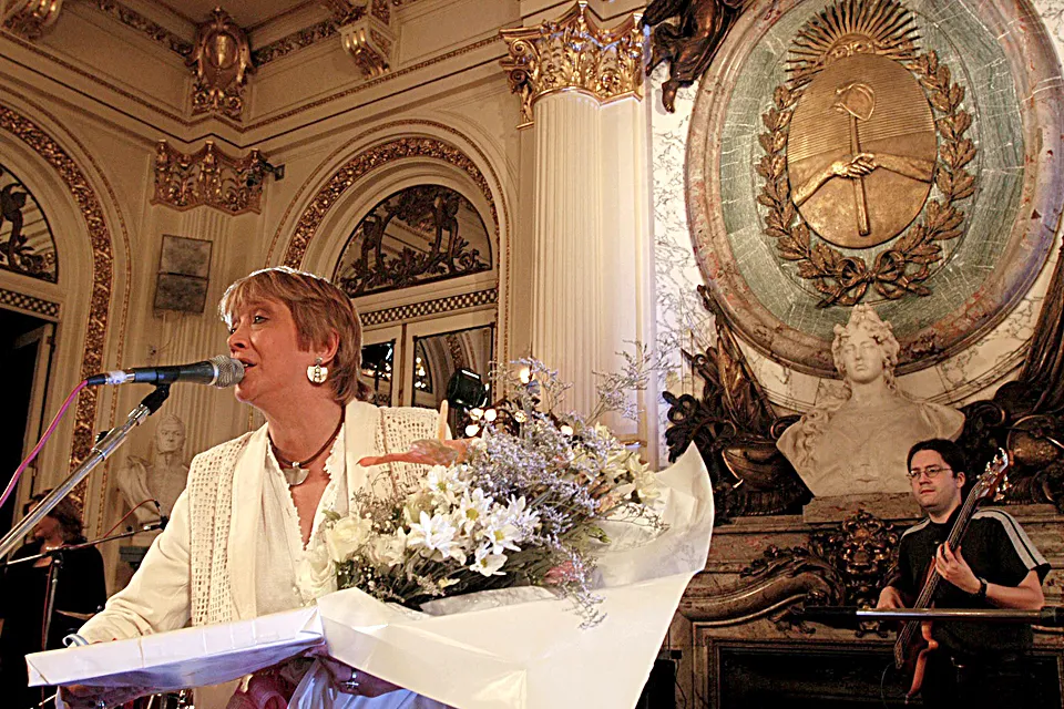 05/03/04 CASA DE GOBIERNO: PRESENTACION DE TERESA PARODI EN EL SALON BLANCO.