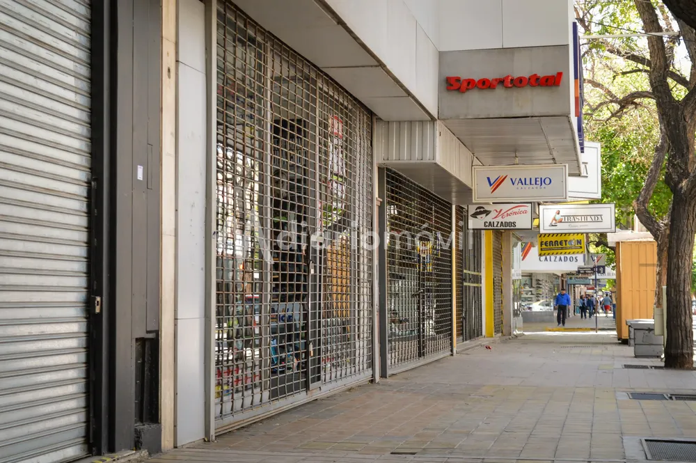 comercio peatonal cerrado