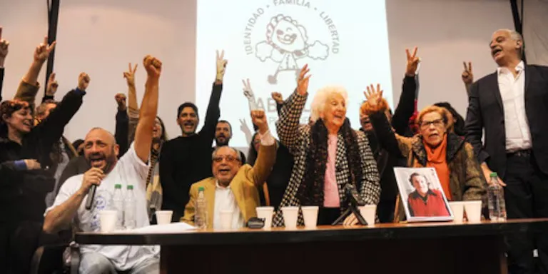 Abuelas de Plaza de Mayo