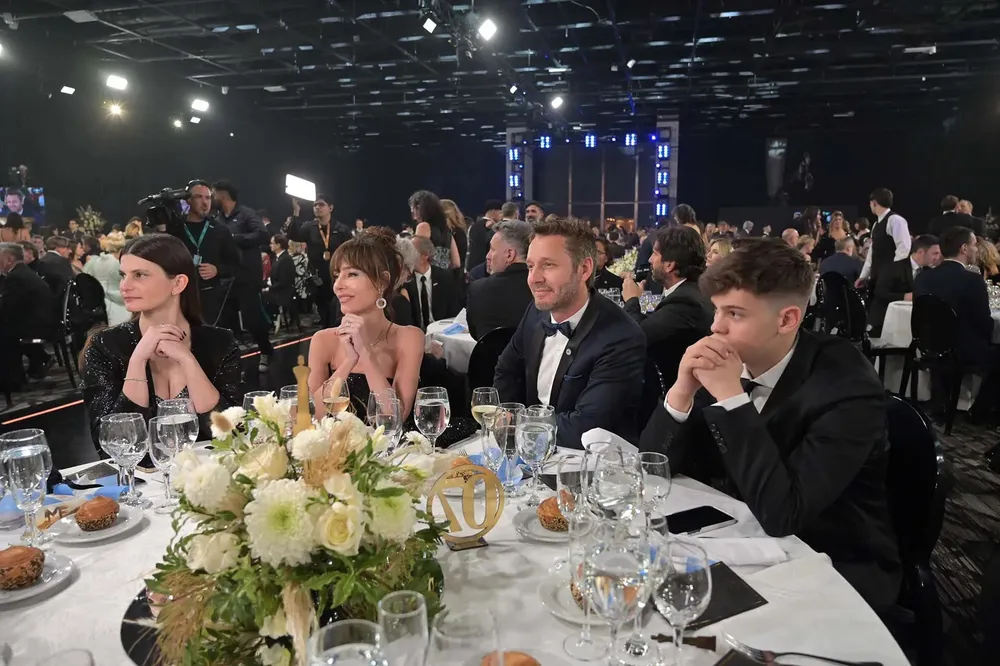 Benjamín Vicuña junto a sus compañeros de "El primero de nosotros"