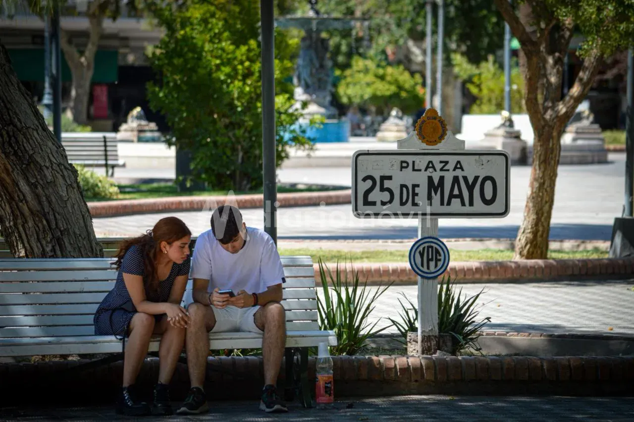 plaza 25 pareja amor día de los enamorados calor temperatura pronostico