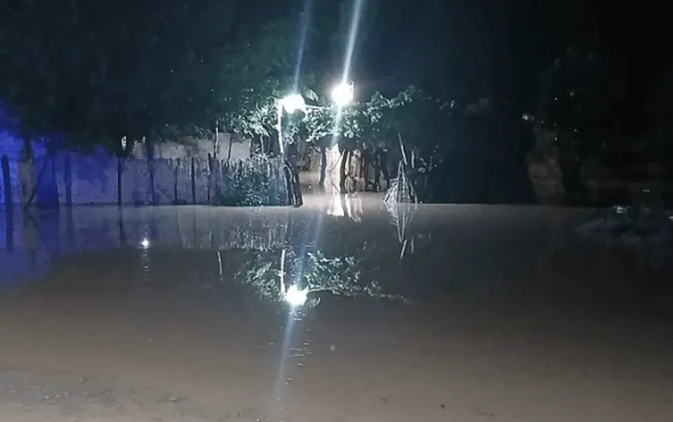 Lluvia inundación en Albardón