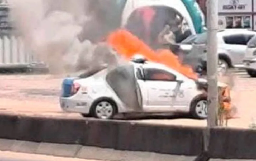 Patrullero incendiado