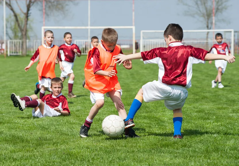 Niños-jugando-al-futbol