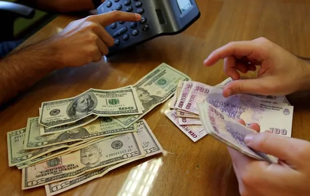 dólar y pesos