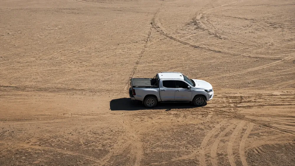 Hilux en la Pampa del Leoncito - Imagen recreada con IA{