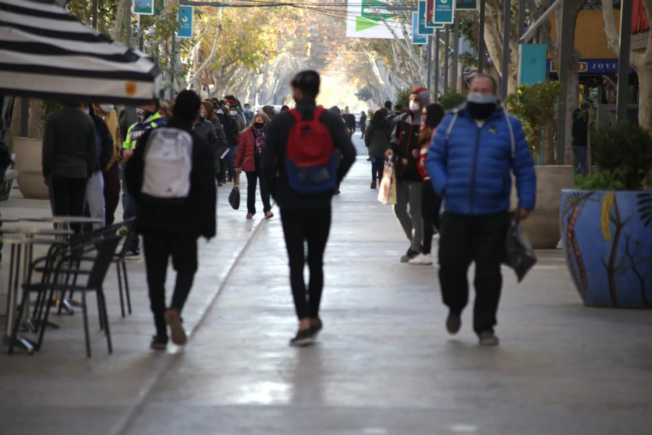 Peatonal comercio frío nublado coronavirus
